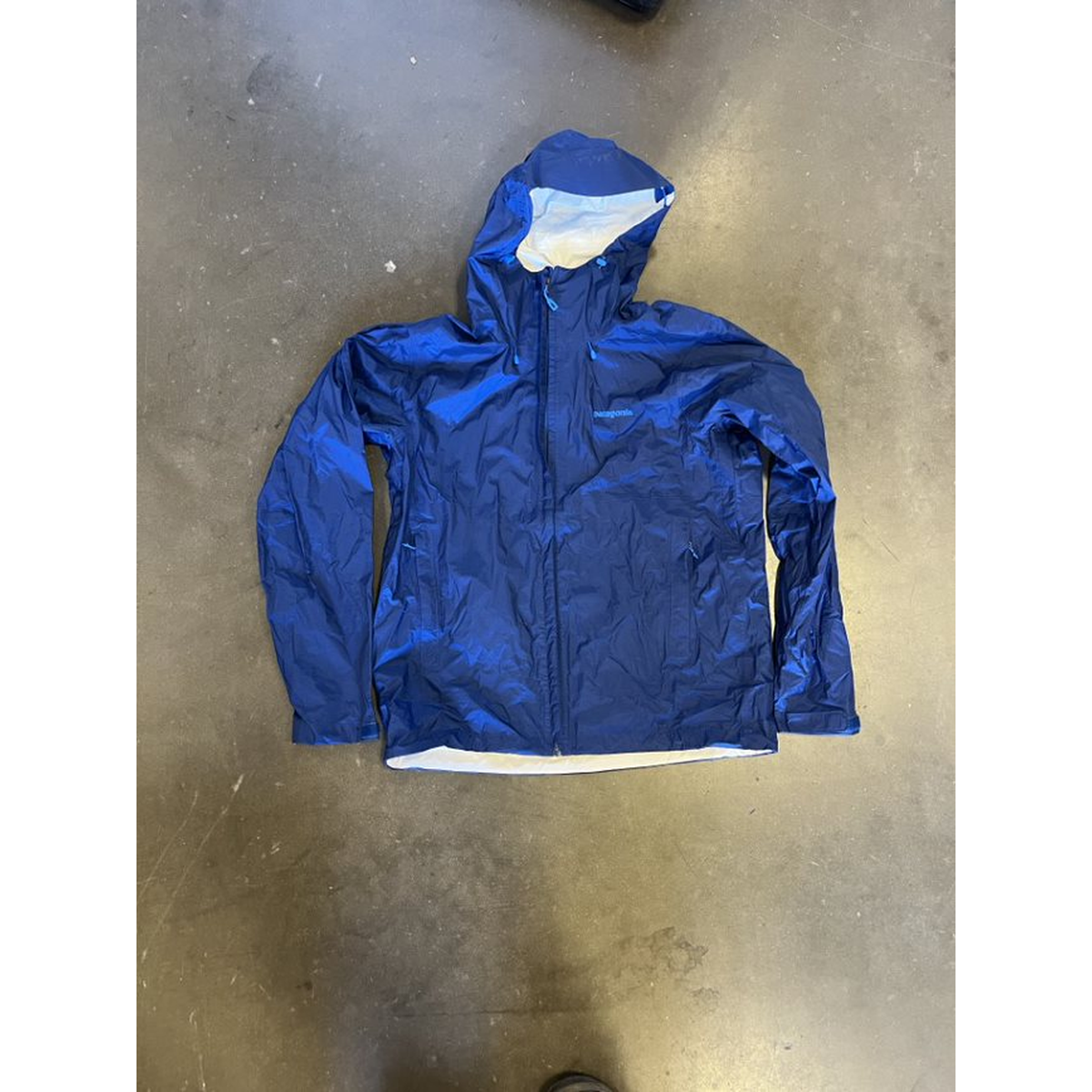 Patagonia Raincoat/Windbreaker-Men's Blue (L) lightly worn - part 80907 - USA Supply