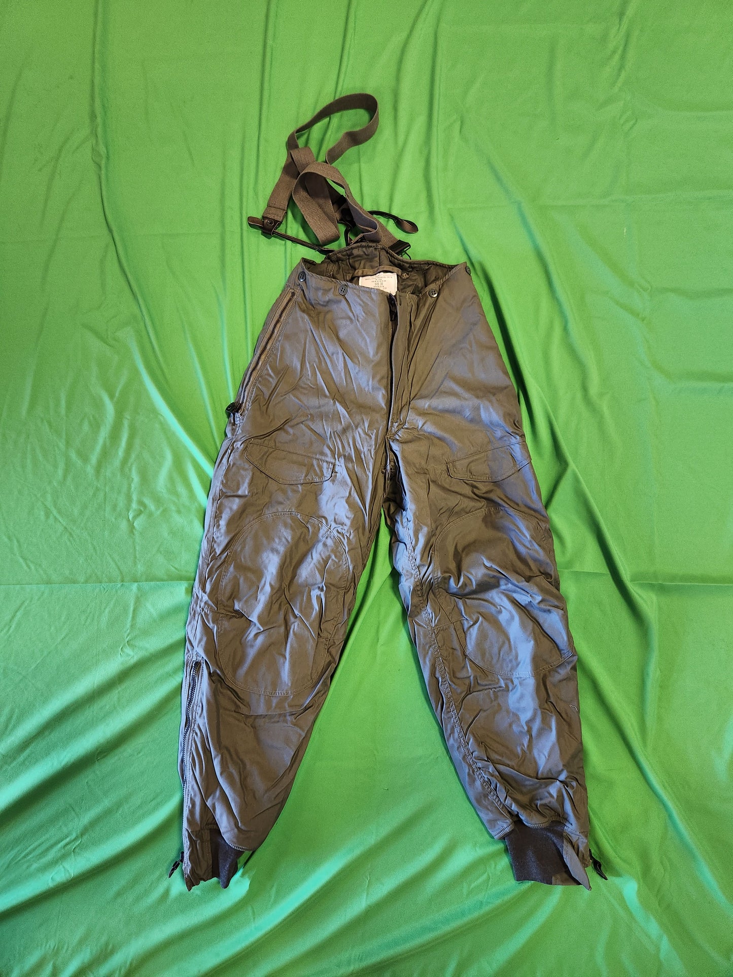 
                  
                    US Military Air Force Extreme Cold Weather Trousers Pants w/Suspenders Type F-1B Size 36 - Used
                  
                