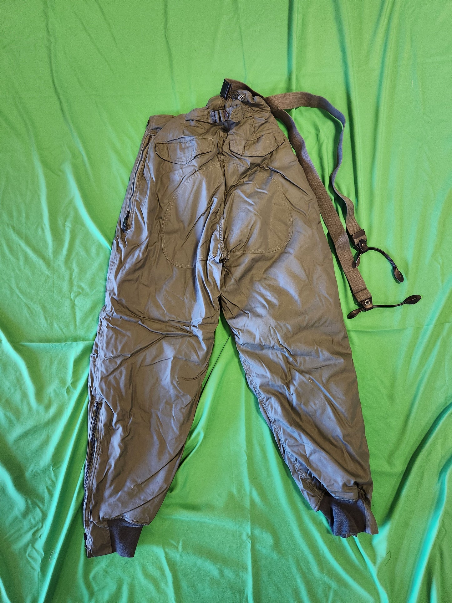 
                  
                    US Military Air Force Extreme Cold Weather Trousers Pants w/Suspenders Type F-1B Size 38 - Used
                  
                