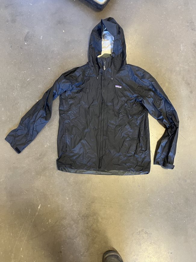 Patagonia Raincoat/Windbreaker-Men's Black (L) lightly worn